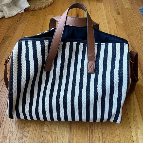 Small Nautical Stripe Weekender 💙🤍 - Picture 2 of 8